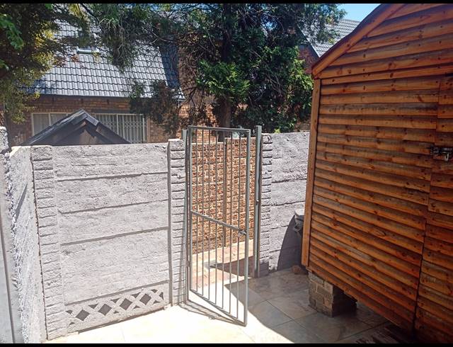 2 BEDROOM DUPLEX FOR SALE IN VAN RIEBEECK PARK